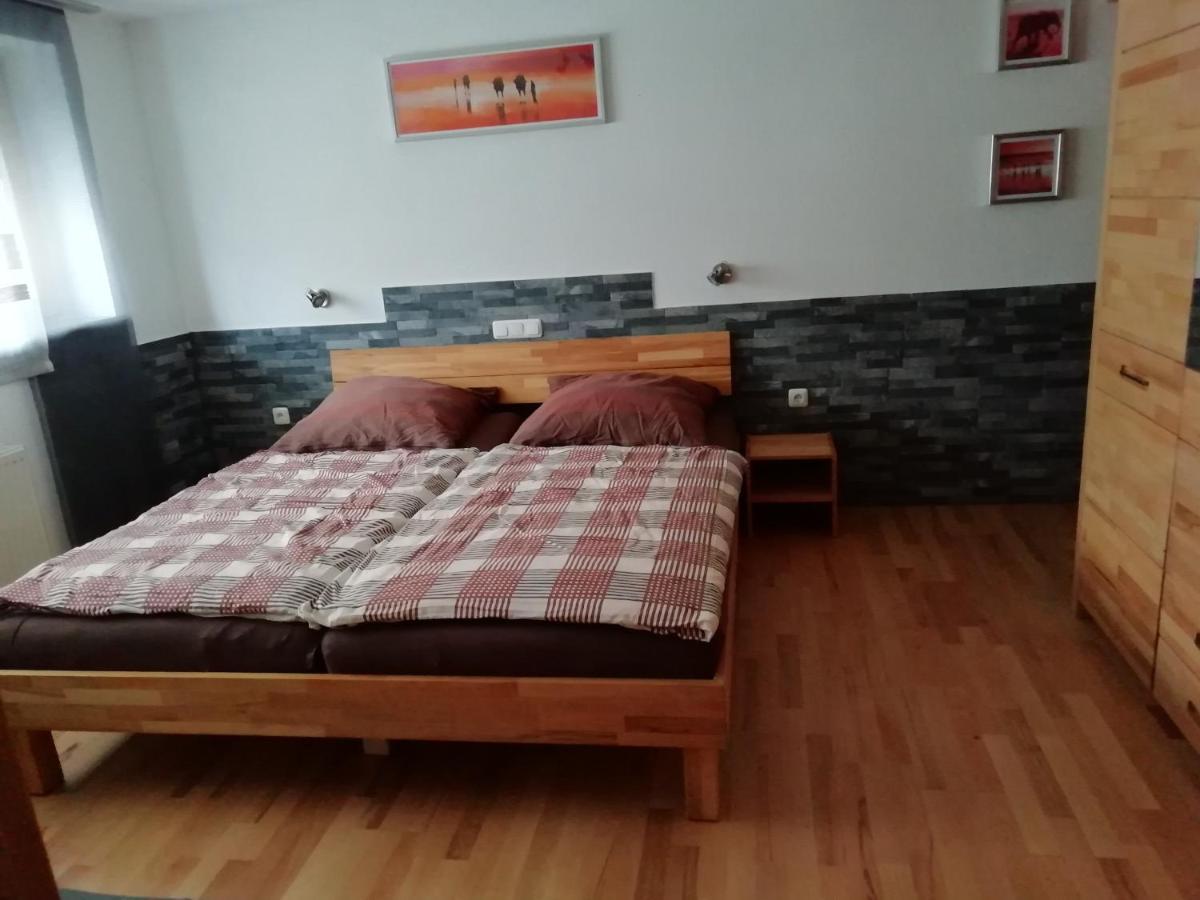 Navis Gaestehaus Alberta מראה חיצוני תמונה